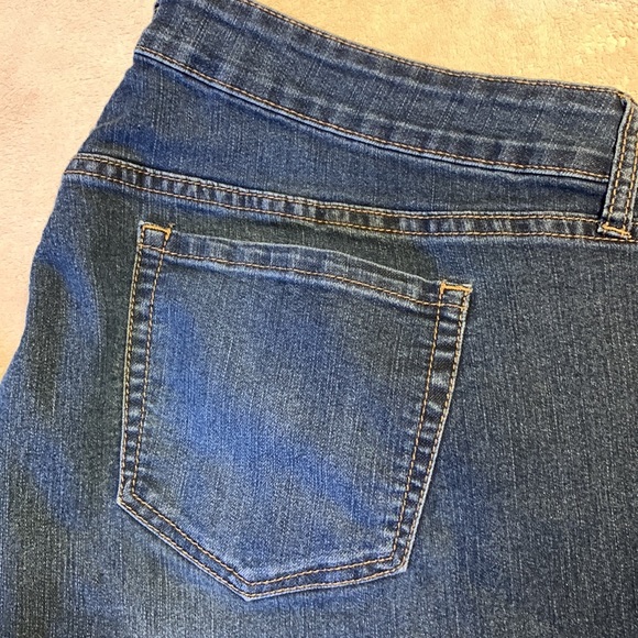 Torrid Regular Wash Tapered Jean 20T - Picture 7 of 9